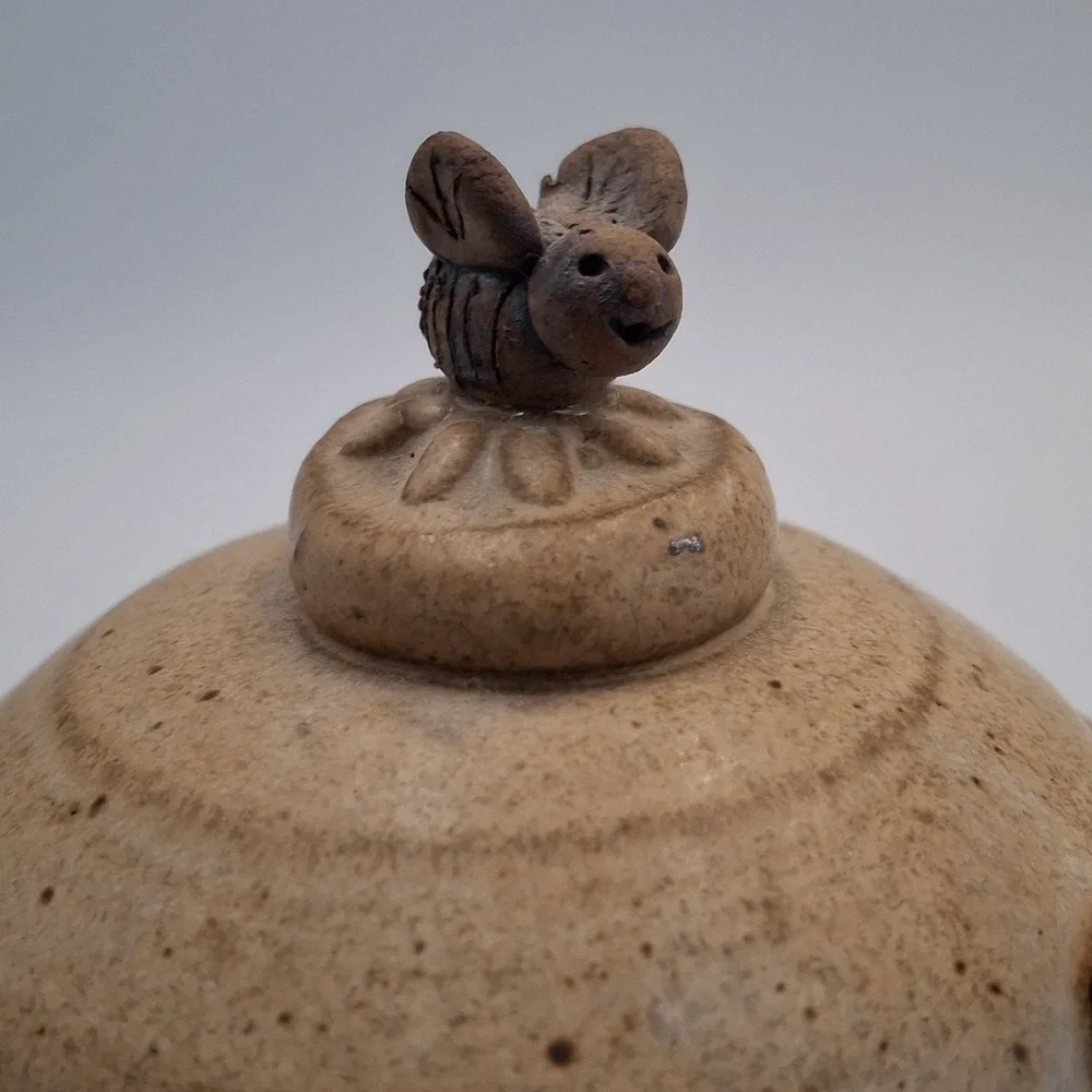Vintage Linda Wieck 1985 Ceramic Honey Pot Jar Lid Dipper Bee Figurine Stoneware